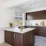 Charm 1 - Chic 2-bdr With Shared Garden