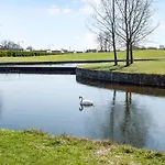 Apartament Charm 1 - Chic 2-bdr With Shared Garden *