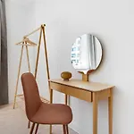 Charm 1 - Chic 2-bdr With Shared Garden