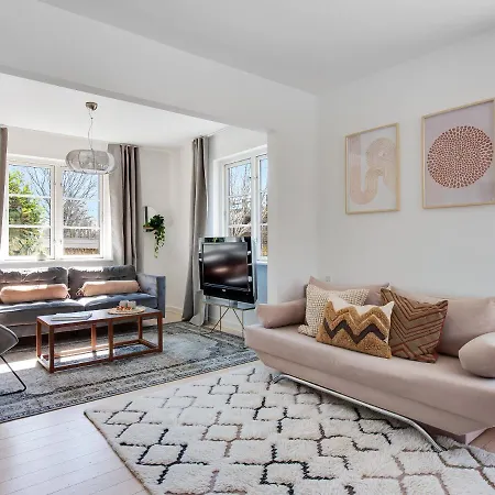 Charm 1 - Chic 2-bdr With Shared Garden شقة