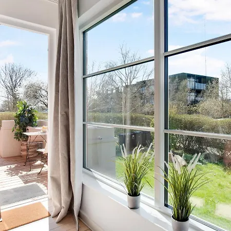 Sanders Charm - Endearing Two-bedroom With Shared Garden Apartment *