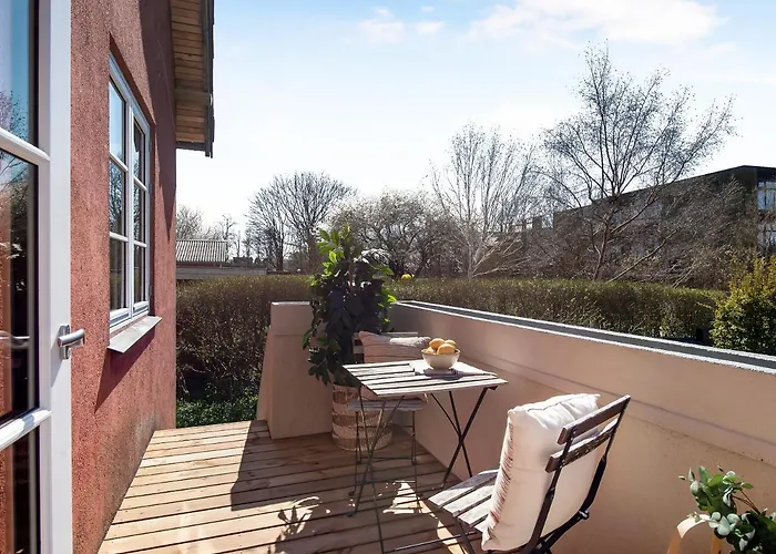 Charm 1 - Chic 2-bdr With Shared Garden Apartment