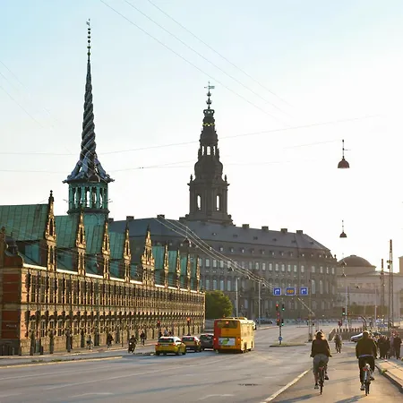 Charm 1 - Chic 2-bdr With Shared Garden Апартаменты *